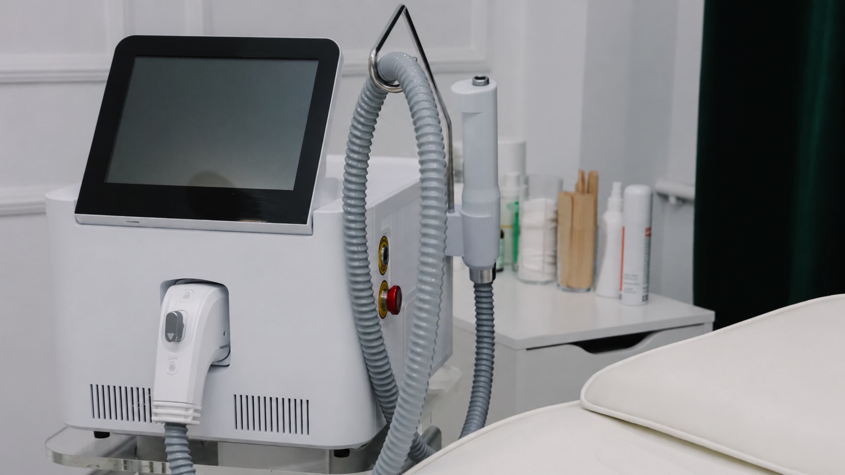 Laser device with a screen and handpieces in a treatment room
